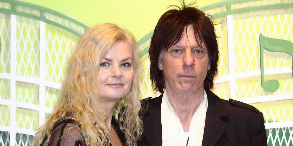Sandra Cash: The Woman Behind The Rock Legend, Jeff Beck  Stagbite