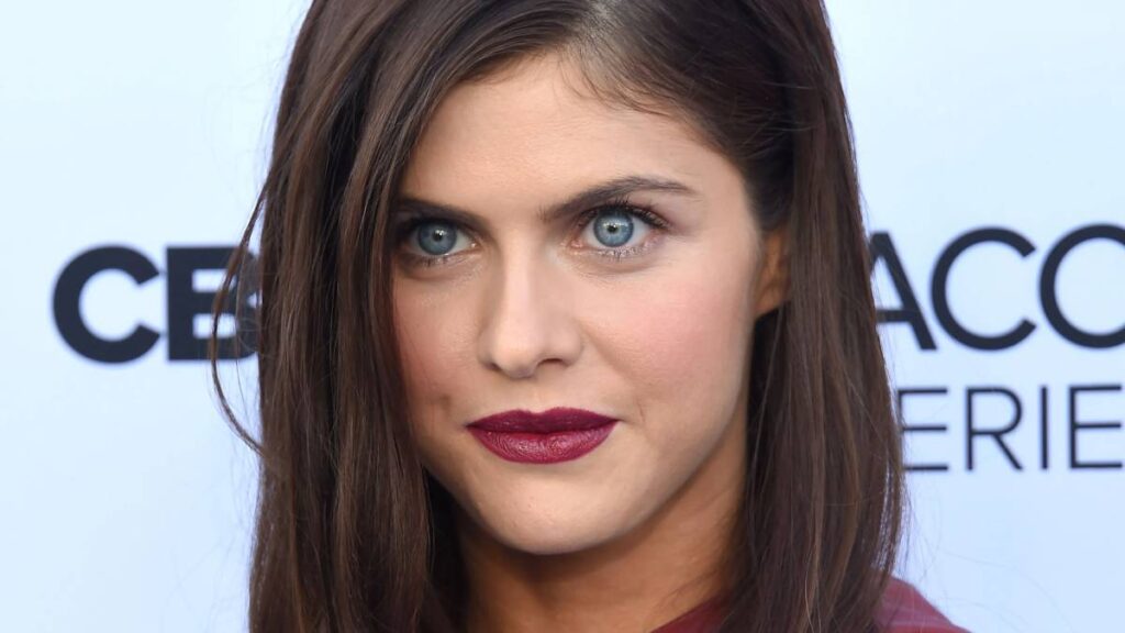 The Truth About Alexandra Daddario's Feet: From Heels to Sandals! 10 Meet the star Alexandra Daddario