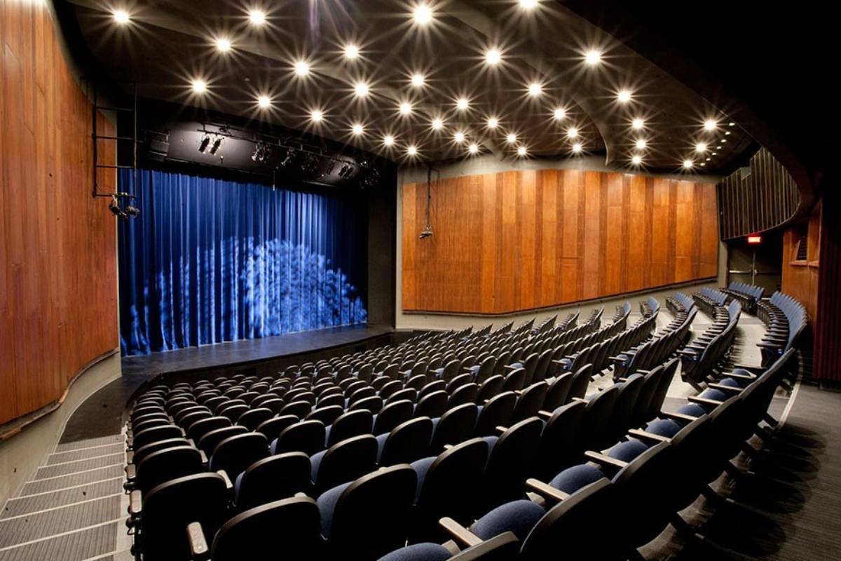 14 Best Acting Schools In Canada Your Guide To The Best In Drama Education Stagbite